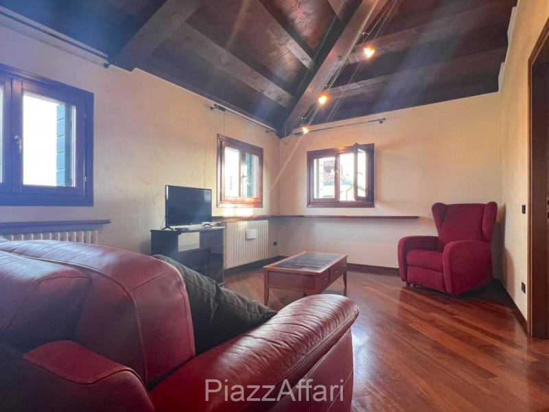 Proponiamo in affitto un elegante appartamento situato al secondo ed ultimo piano, a ridosso del ...