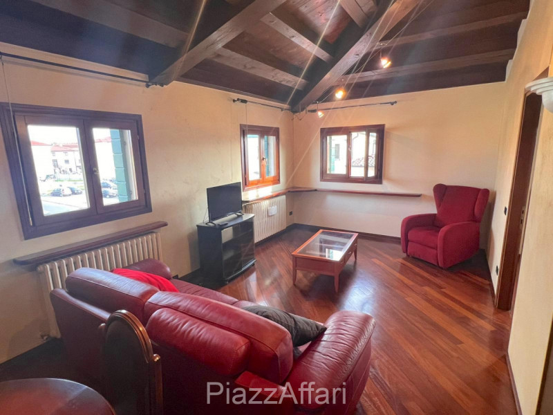 Proponiamo in affitto un elegante appartamento situato al secondo ed ultimo piano, a ridosso del ...