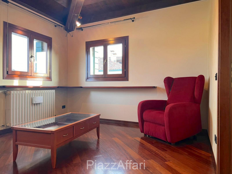 Proponiamo in affitto un elegante appartamento situato al secondo ed ultimo piano, a ridosso del ...