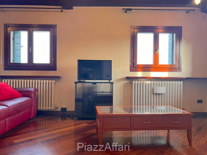 Proponiamo in affitto un elegante appartamento situato al secondo ed ultimo piano, a ridosso del ...