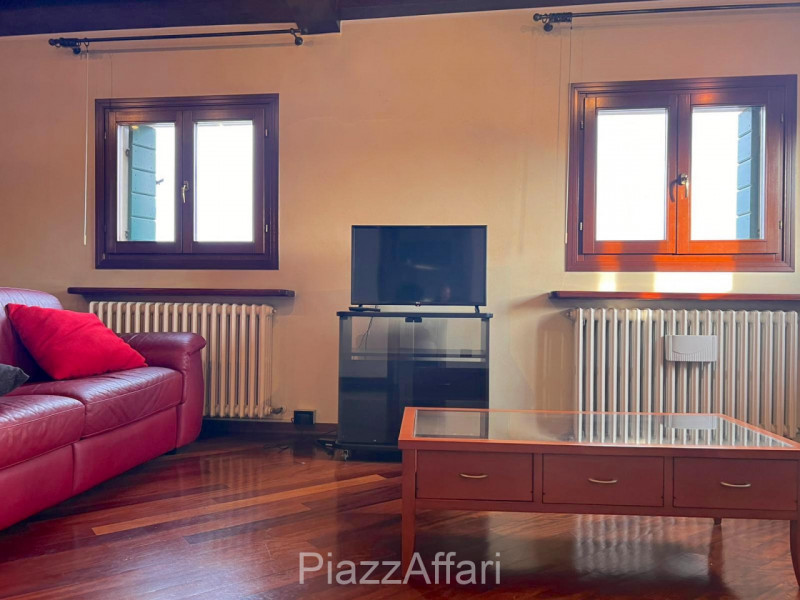 Proponiamo in affitto un elegante appartamento situato al secondo ed ultimo piano, a ridosso del ...