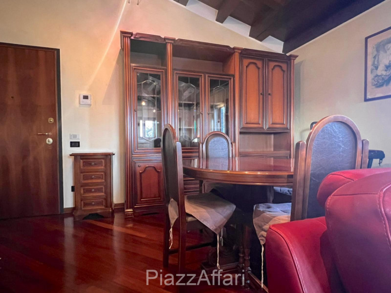 Proponiamo in affitto un elegante appartamento situato al secondo ed ultimo piano, a ridosso del ...