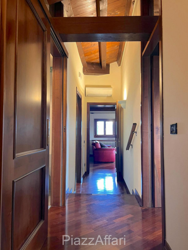 Proponiamo in affitto un elegante appartamento situato al secondo ed ultimo piano, a ridosso del ...