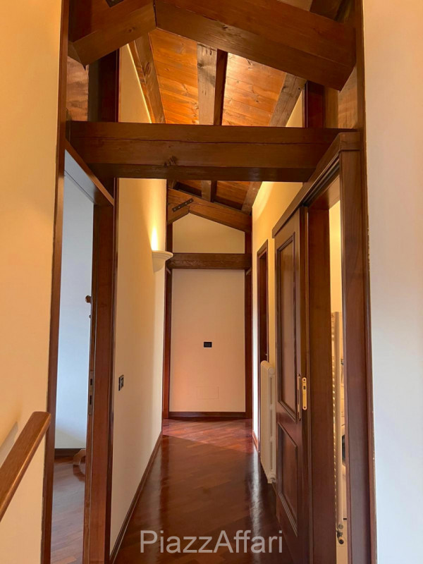 Proponiamo in affitto un elegante appartamento situato al secondo ed ultimo piano, a ridosso del ...