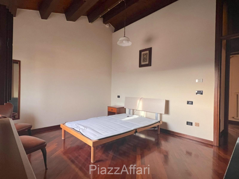 Proponiamo in affitto un elegante appartamento situato al secondo ed ultimo piano, a ridosso del ...