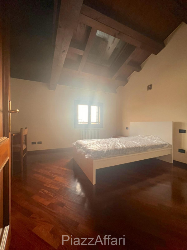 Proponiamo in affitto un elegante appartamento situato al secondo ed ultimo piano, a ridosso del ...