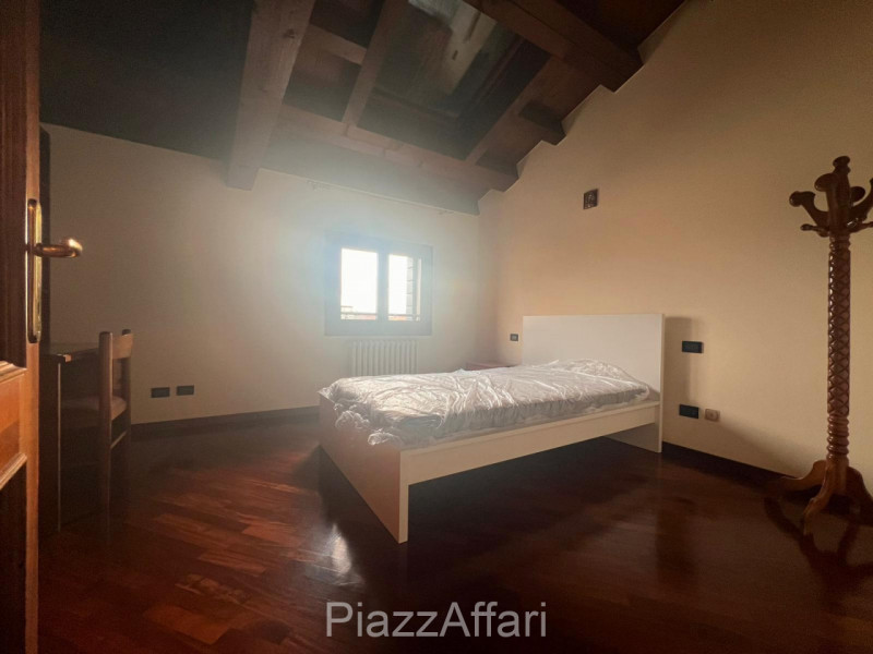 Proponiamo in affitto un elegante appartamento situato al secondo ed ultimo piano, a ridosso del ...