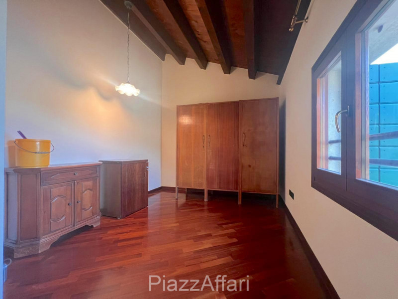 Proponiamo in affitto un elegante appartamento situato al secondo ed ultimo piano, a ridosso del ...