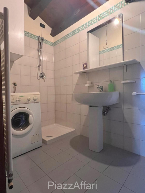 Proponiamo in affitto un elegante appartamento situato al secondo ed ultimo piano, a ridosso del ...