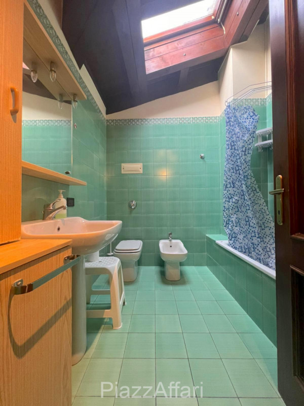 Proponiamo in affitto un elegante appartamento situato al secondo ed ultimo piano, a ridosso del ...