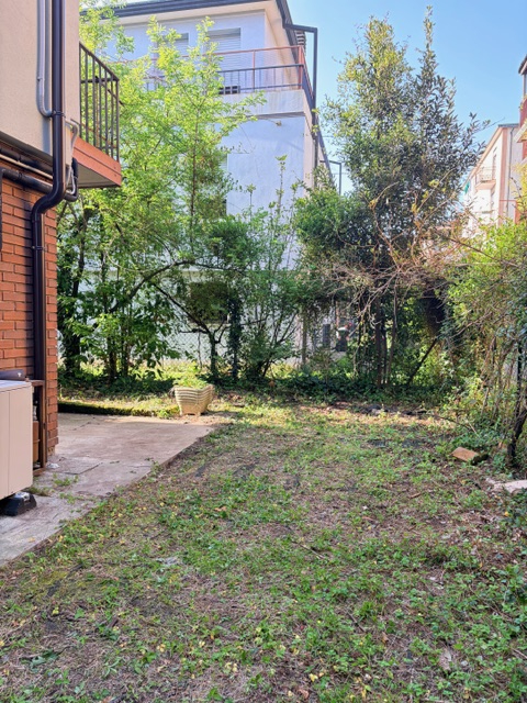 nel ricercato quartiere di Don Bosco-Mandria porzione di bifamiliare che è stata oggetto di 
supe...