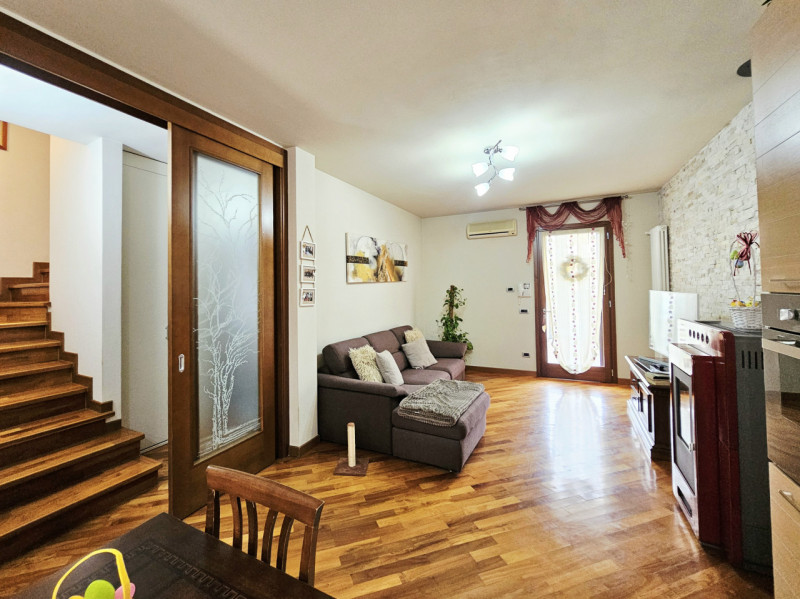 Proponiamo in vendita bellissima porzione di trifamiliare, situata in un contesto residenziale ne...