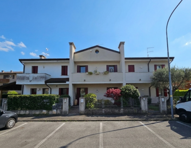 Proponiamo in vendita bellissima porzione di trifamiliare, situata in un contesto residenziale ne...