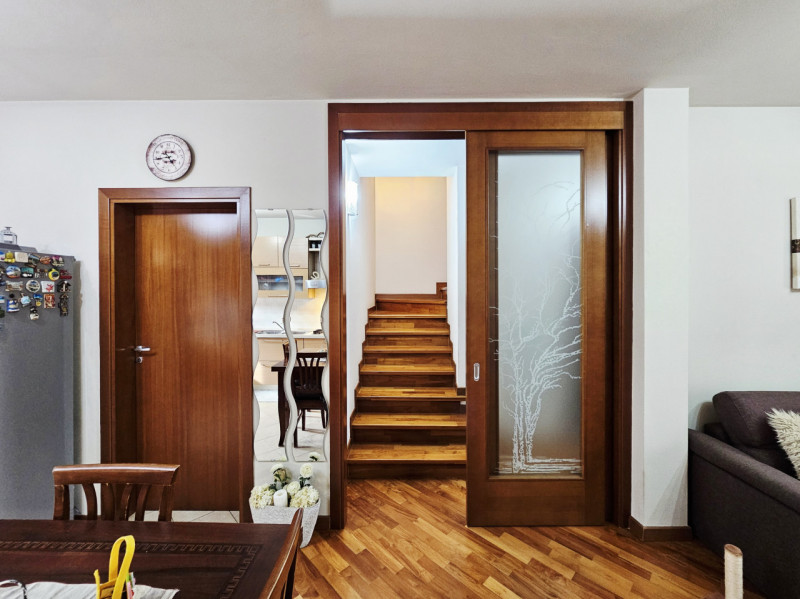 Proponiamo in vendita bellissima porzione di trifamiliare, situata in un contesto residenziale ne...