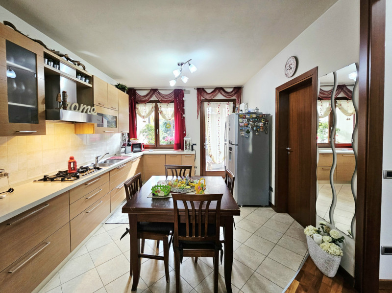 Proponiamo in vendita bellissima porzione di trifamiliare, situata in un contesto residenziale ne...