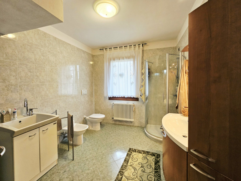 Proponiamo in vendita bellissima porzione di trifamiliare, situata in un contesto residenziale ne...