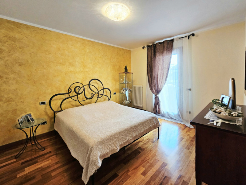 Proponiamo in vendita bellissima porzione di trifamiliare, situata in un contesto residenziale ne...