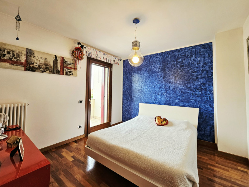 Proponiamo in vendita bellissima porzione di trifamiliare, situata in un contesto residenziale ne...