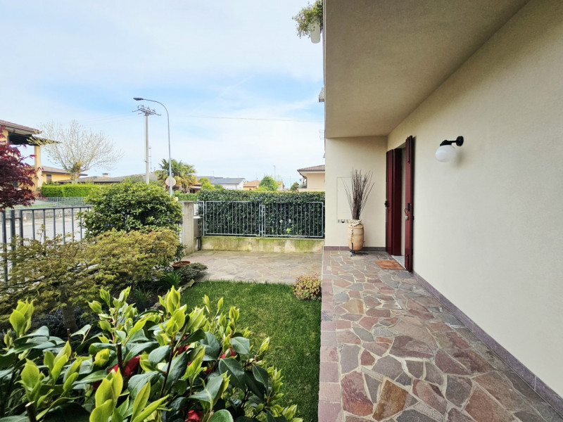 Proponiamo in vendita bellissima porzione di trifamiliare, situata in un contesto residenziale ne...