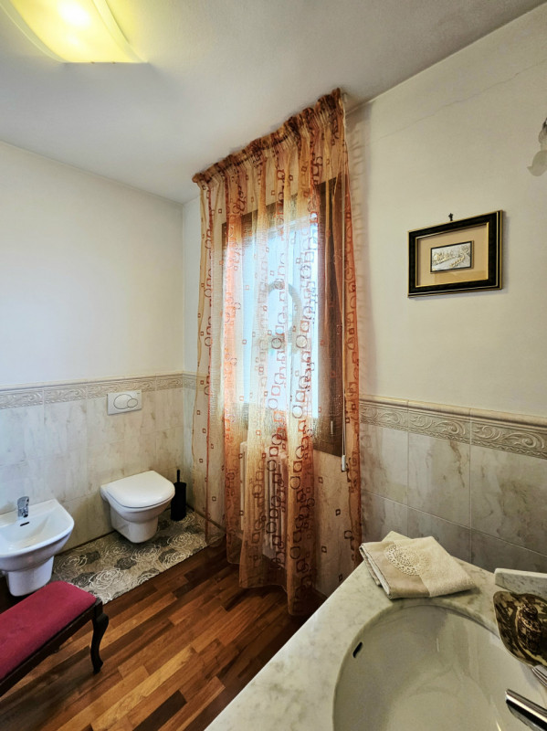 Proponiamo in vendita bellissima porzione di trifamiliare, situata in un contesto residenziale ne...