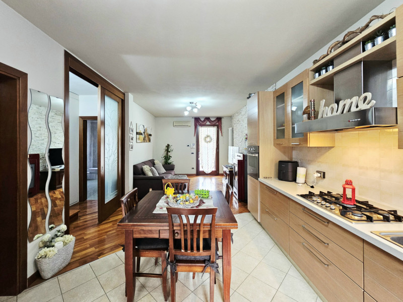 Proponiamo in vendita bellissima porzione di trifamiliare, situata in un contesto residenziale ne...