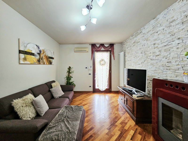 Proponiamo in vendita bellissima porzione di trifamiliare, situata in un contesto residenziale ne...