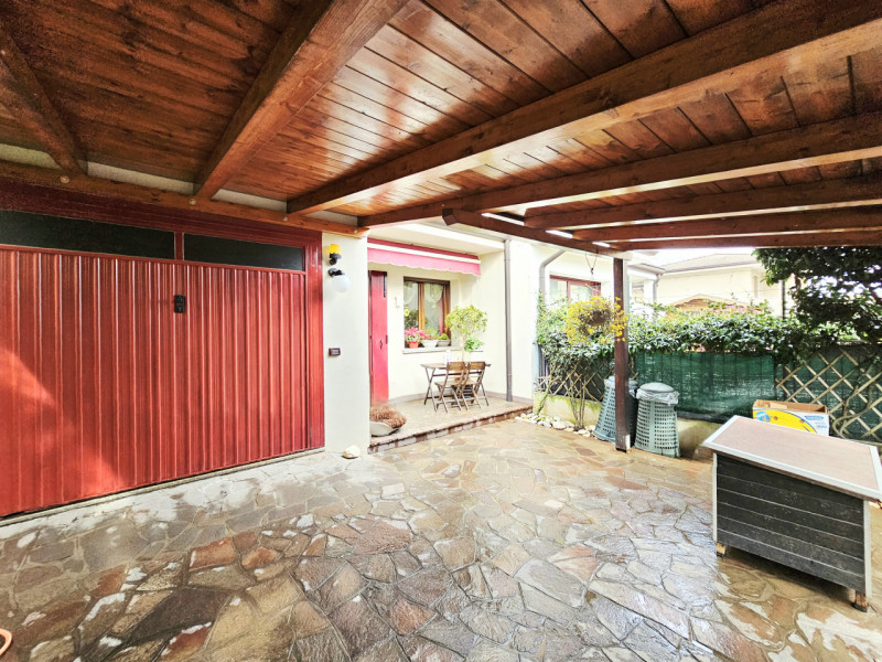 Proponiamo in vendita bellissima porzione di trifamiliare, situata in un contesto residenziale ne...