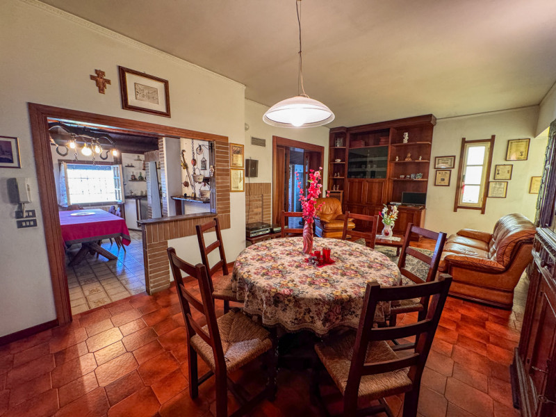 COMPOSIZIONE:
Proponiamo in vendita abitazione indipendente disposta su più livelli. Al piano sem...