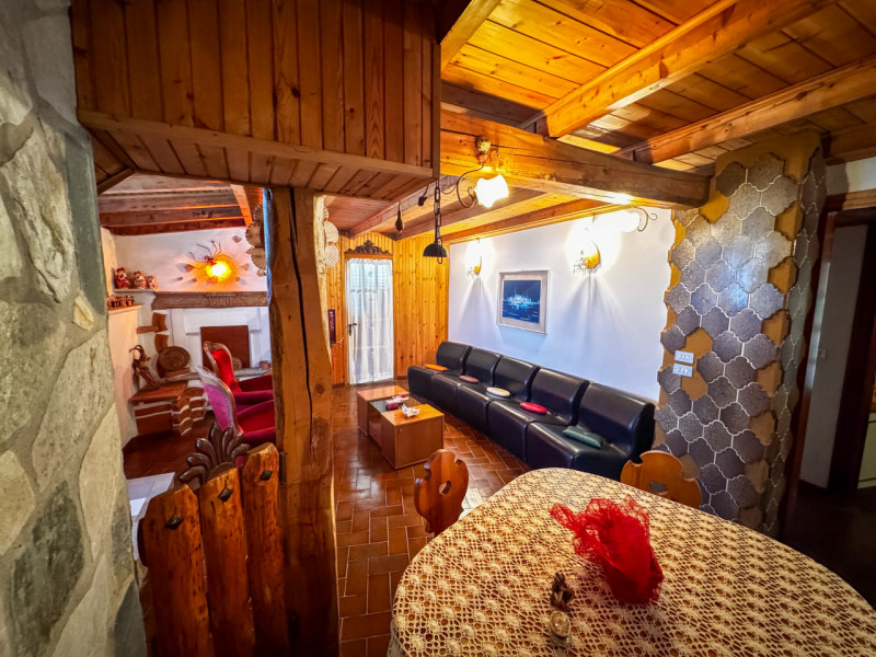 COMPOSIZIONE:
Proponiamo in vendita abitazione indipendente disposta su più livelli. Al piano sem...