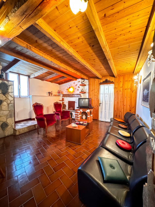 COMPOSIZIONE:
Proponiamo in vendita abitazione indipendente disposta su più livelli. Al piano sem...