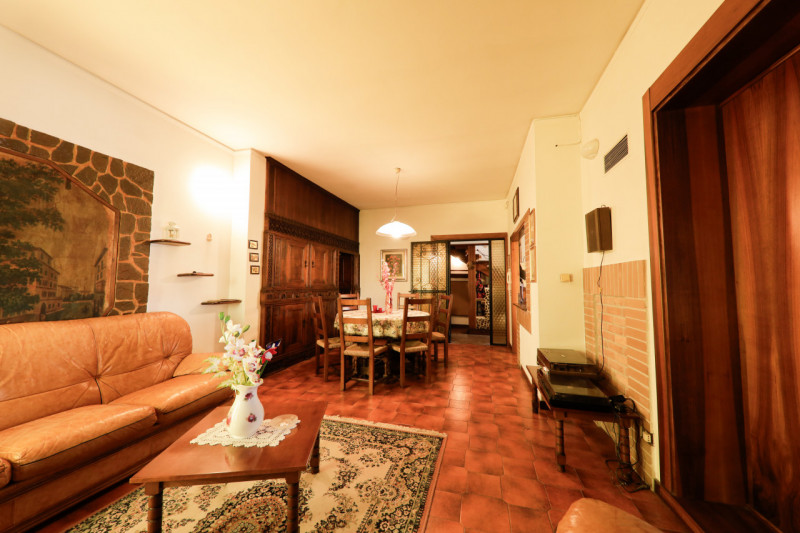 COMPOSIZIONE:
Proponiamo in vendita abitazione indipendente disposta su più livelli. Al piano sem...