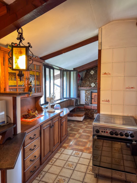 COMPOSIZIONE:
Proponiamo in vendita abitazione indipendente disposta su più livelli. Al piano sem...