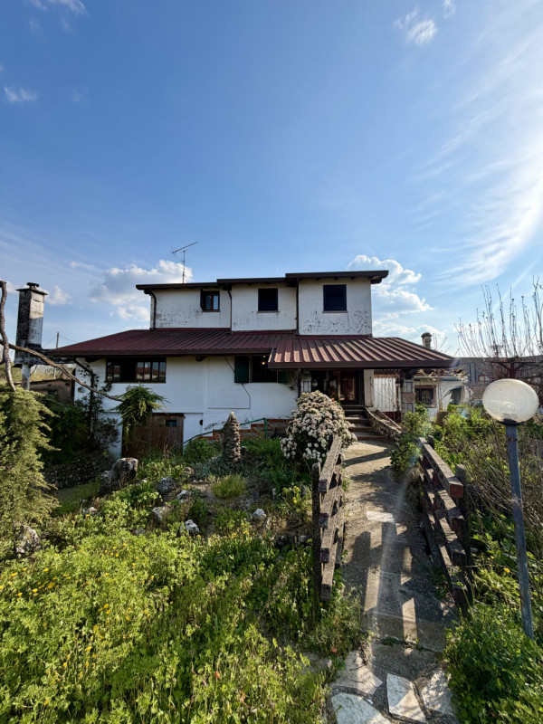 COMPOSIZIONE:
Proponiamo in vendita abitazione indipendente disposta su più livelli. Al piano sem...