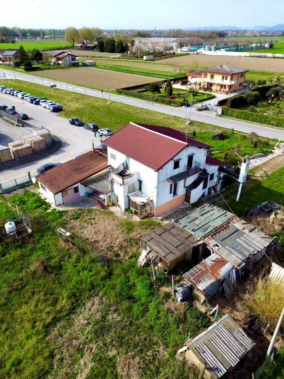 COMPOSIZIONE:
Proponiamo in vendita abitazione indipendente disposta su più livelli. Al piano sem...