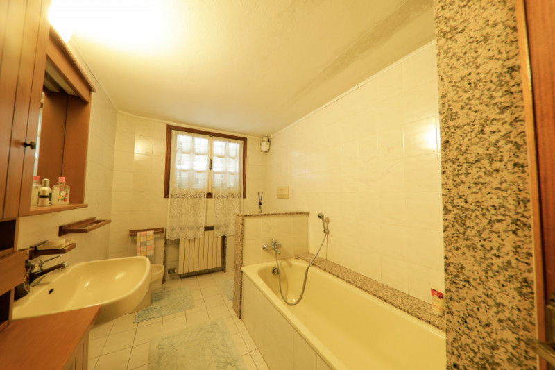 COMPOSIZIONE:
Proponiamo in vendita abitazione indipendente disposta su più livelli. Al piano sem...