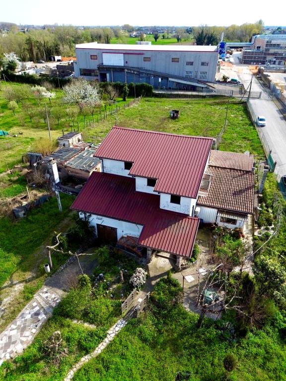 COMPOSIZIONE:
Proponiamo in vendita abitazione indipendente disposta su più livelli. Al piano sem...