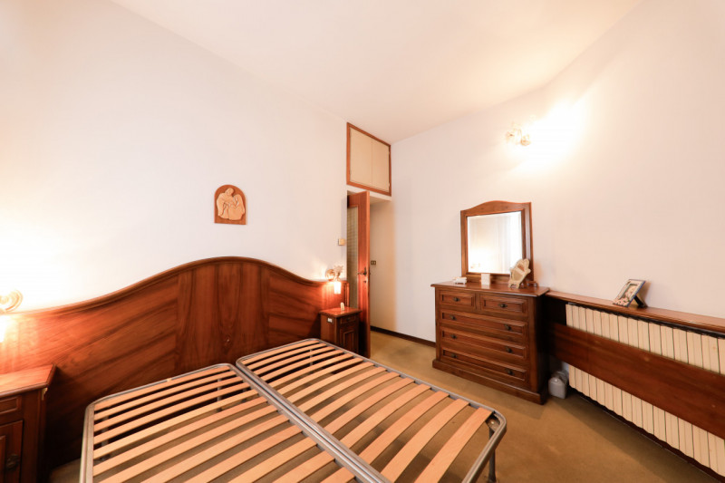 COMPOSIZIONE:
Proponiamo in vendita abitazione indipendente disposta su più livelli. Al piano sem...