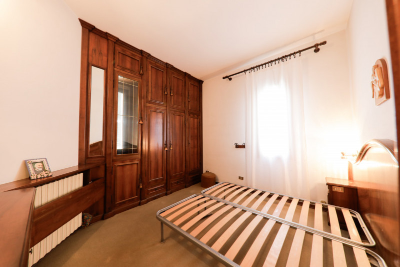 COMPOSIZIONE:
Proponiamo in vendita abitazione indipendente disposta su più livelli. Al piano sem...