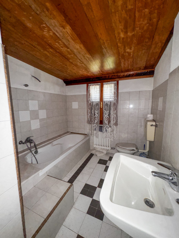 COMPOSIZIONE:
Proponiamo in vendita abitazione indipendente disposta su più livelli. Al piano sem...