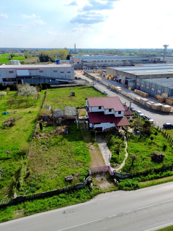 COMPOSIZIONE:
Proponiamo in vendita abitazione indipendente disposta su più livelli. Al piano sem...