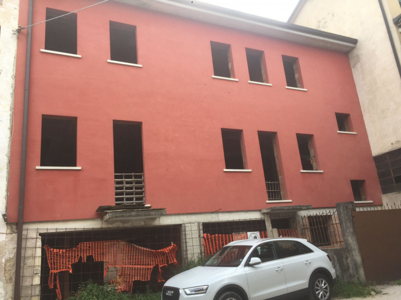 Proponiamo in vendita una porzione centrale di casa a schiera, situata in una zona centrale, como...