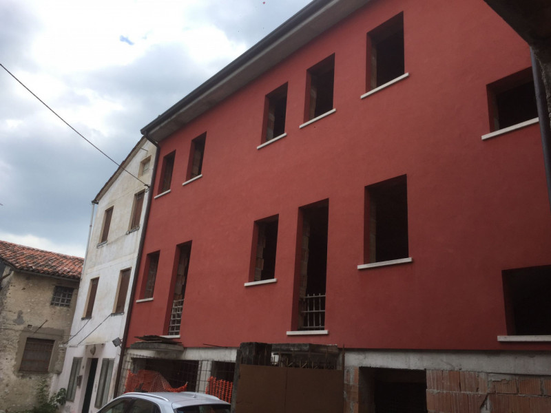 Proponiamo in vendita una porzione centrale di casa a schiera, situata in una zona centrale, como...