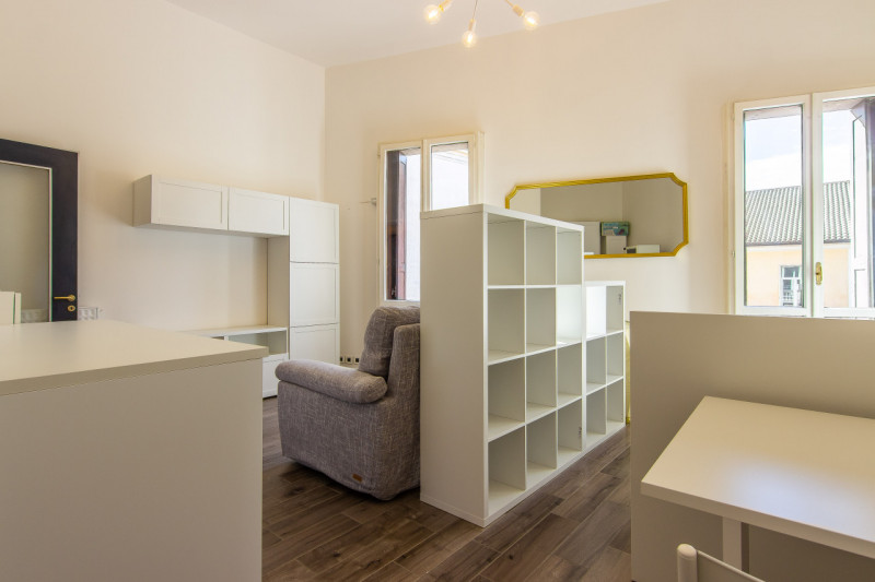 In via Ognissanti a due passi dalle principali Università di Padova e adiacente ai principali ser...