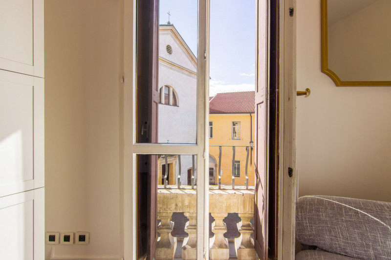 In via Ognissanti a due passi dalle principali Università di Padova e adiacente ai principali ser...