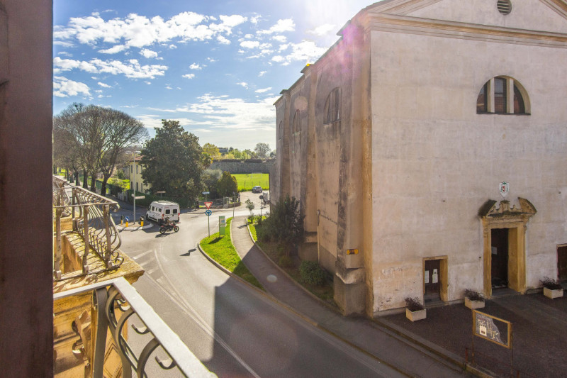In via Ognissanti a due passi dalle principali Università di Padova e adiacente ai principali ser...
