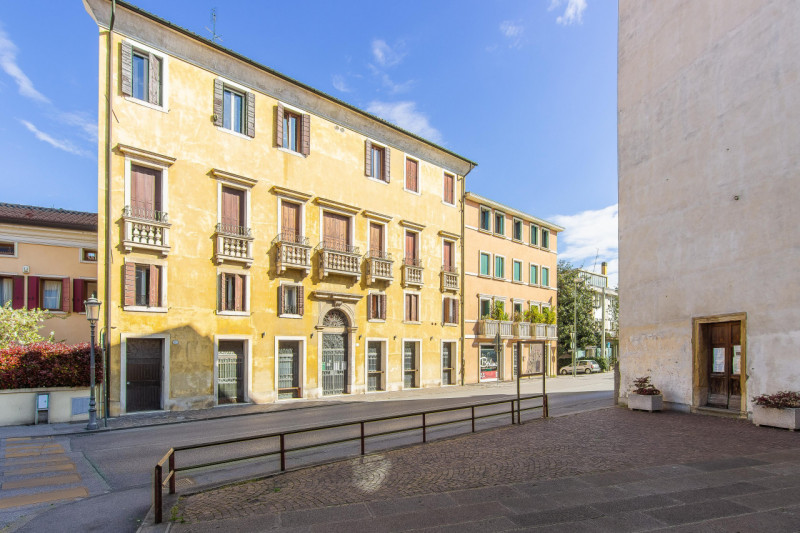 In via Ognissanti a due passi dalle principali Università di Padova e adiacente ai principali ser...
