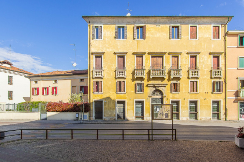 In via Ognissanti a due passi dalle principali Università di Padova e adiacente ai principali ser...