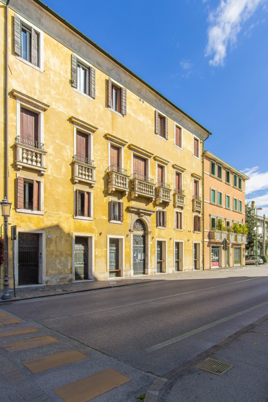In via Ognissanti a due passi dalle principali Università di Padova e adiacente ai principali ser...