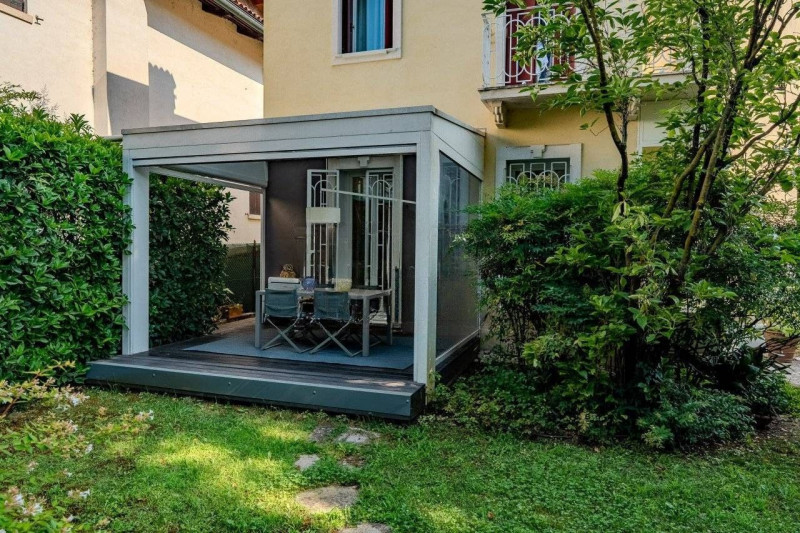 VICENZA CENTRO: VILLA LIBERTY COMPLETAMENTE RISTRUTTURATA, GIARDINO, DUE POSTI AUTO COPERTI. EURO...