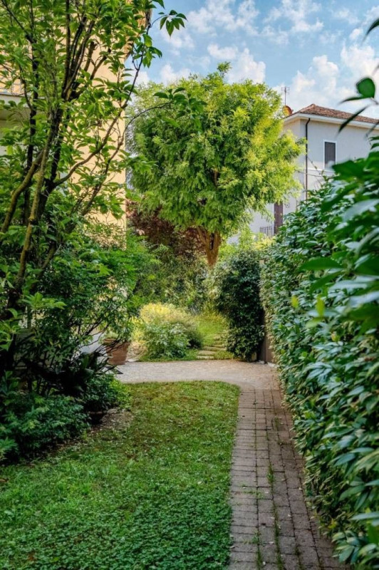 VICENZA CENTRO: VILLA LIBERTY COMPLETAMENTE RISTRUTTURATA, GIARDINO, DUE POSTI AUTO COPERTI. EURO...